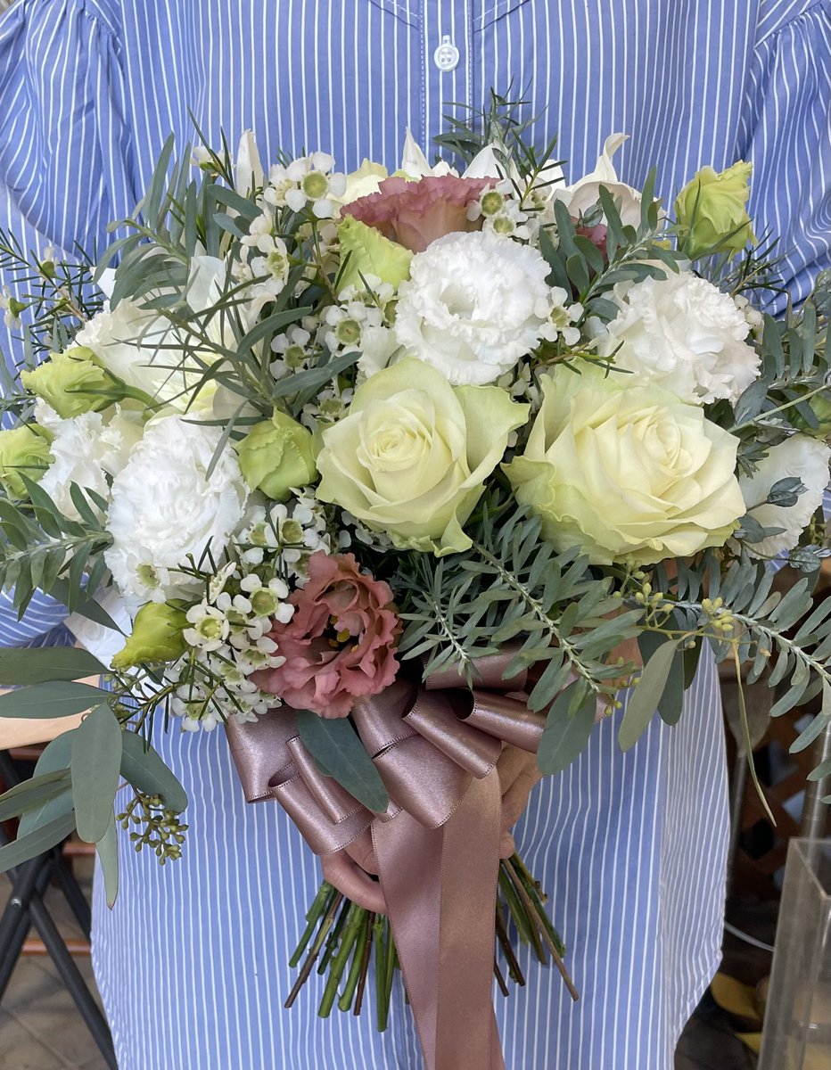 今朝は早起きしてブーケを作りました😊

白のトルコキキョウが眩しいくらいに綺麗で、テンション爆上がりです✨✨

ご両親に渡す花束も可愛くできて、ホッとしました。

お届けすると、新婦様にお会いできて「イメージ通りで、とても可愛いです💕」と、喜んで貰えました❣️

#高崎花屋
#群馬花屋
