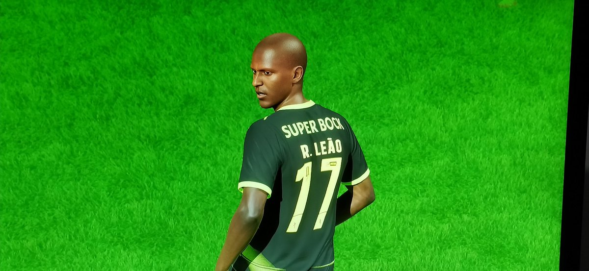 Ehi @EASPORTSFIFA mi spieghi perché spacchetto <a href="/RafaeLeao7/">Rafael Leão</a> e gioco con Akinfenwa?!?