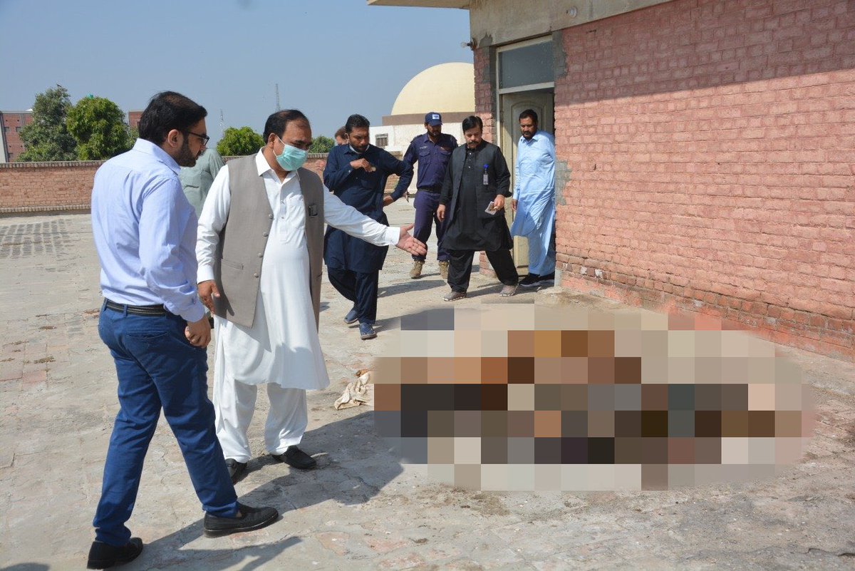 Kadeesayong's tweet image. เกิดเหตุสยองขวัญเมื่อพบศพปริศนากว่า 500 ศพถูกทิ้งบนหลังคาของโรงพยาบาลแห่งหนึ่งในเมืองมุลตาน ประเทศปากีสถาน โดยศพอยู่ในสภาพเน่าเปื่อยส่วนใหญ่ถูกเปิดช่องอกเอาอวัยวะออก หลังจากที่ข่าวนี้เผยแพร่ออกไปก็ได้สร้างความโกรธแค้นให้กับประชาชนในพื้นที่เป็นอย่างมาก