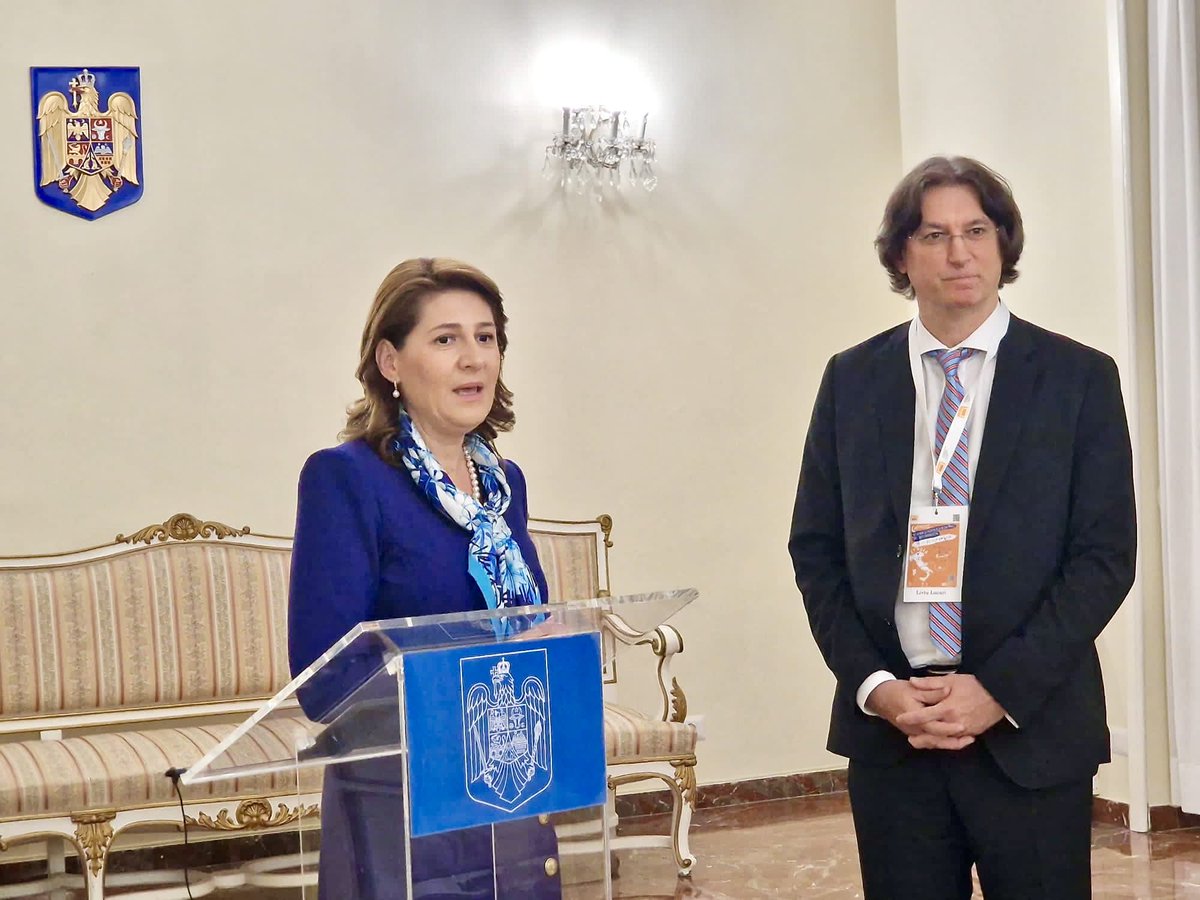 AmbasciataRO's tweet photo. 👇 Inaugurarea oficială a Caravanei #UNATC la sediul @AmbasciataRO
📣 În perioada 13-21 octombrie 2022, profesori și studenți ai UNATC București susțin în școlile cu predare în limba română din Italia spectacole de teatru 🎭 și ateliere de pedagogie artistică prin joc. https://t.co/478x5aUHt7