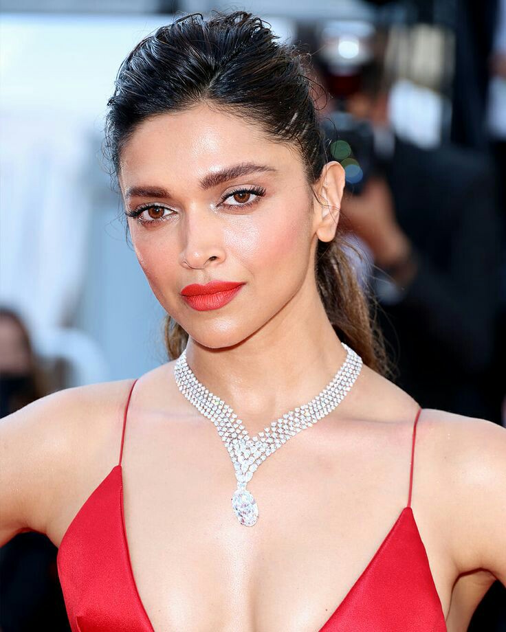 TeamDeepikaNP's tweet photo. #DeepikaPadukone at Cannes red carpet this year ♥️ https://t.co/eGo7fXtL5A