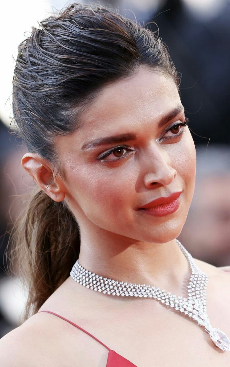TeamDeepikaNP's tweet photo. #DeepikaPadukone at Cannes red carpet this year ♥️ https://t.co/eGo7fXtL5A