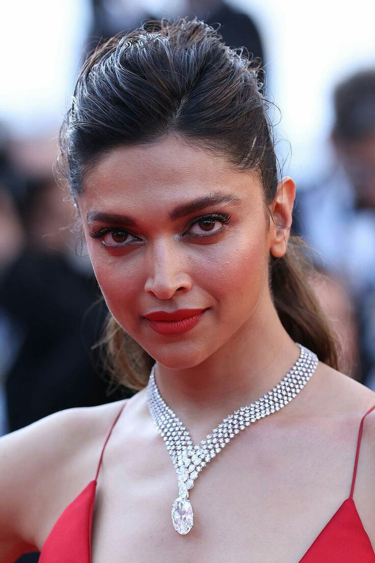 TeamDeepikaNP's tweet photo. #DeepikaPadukone at Cannes red carpet this year ♥️ https://t.co/eGo7fXtL5A