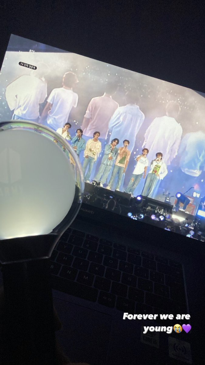 Caamiferrr's tweet photo. Cómo se vive después de escuchar forever we are young? A pesar de que las páginas se han caído logre escucharla completa y me fue inevitable no llorar! Los amo💜💜#YetToComeinBUSAN https://t.co/7iHa7E0m7B