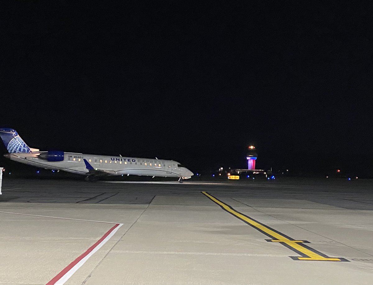 stephenesAVP's tweet photo. Thank you to my #ugeavp team and @GoJet_Airlines for another on time STAR flight! Month to date is currently 100% on time!!! #flyavp #weareuge #nicebehind #hehe https://t.co/PRSpMrKBuo