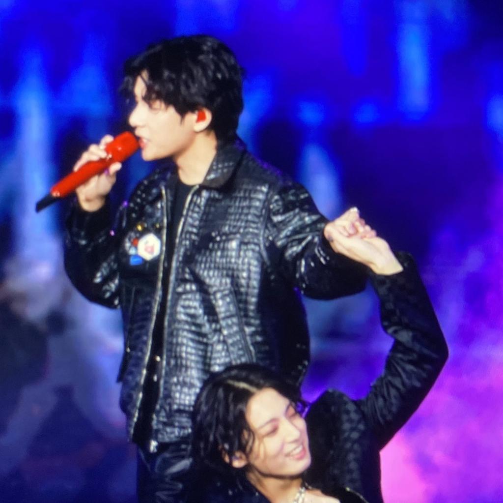 vhyungiekim's tweet photo. Taehyung y Jungkook en el concierto de Busan 🐻 ♡ 🐰

--- Un hilo :)

#taekook 
#YetToComeinBUSAN https://t.co/iKO3c8Ug4e