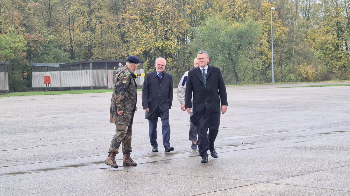 fwhfreising's tweet photo. 50 Jahre Fachschule der #Bundeswehr für Informationstechnik auf dem Lechfeld. Seit 1972 hat sie fast 3000 Techniker ausgebildet. Sie dienen auf U-Booten, in Gefechts- und Führungsstäben. #Bayern ist stolze Heimat für die IT-Ausbildung und alle #Soldaten &amp; innen der Bundeswehr! https://t.co/8QlErUzx6O