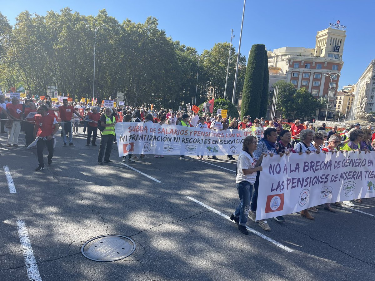 UCoespe's tweet photo. Miles de personas pensionistas, de movimientos sociales y sindicatos combativos inician la manifestación para exigir actualización de salarios y pensiones según el IPC real.
Basta de engaños i de IPCs medios y ponderados. https://t.co/bnSMYDh2IF
