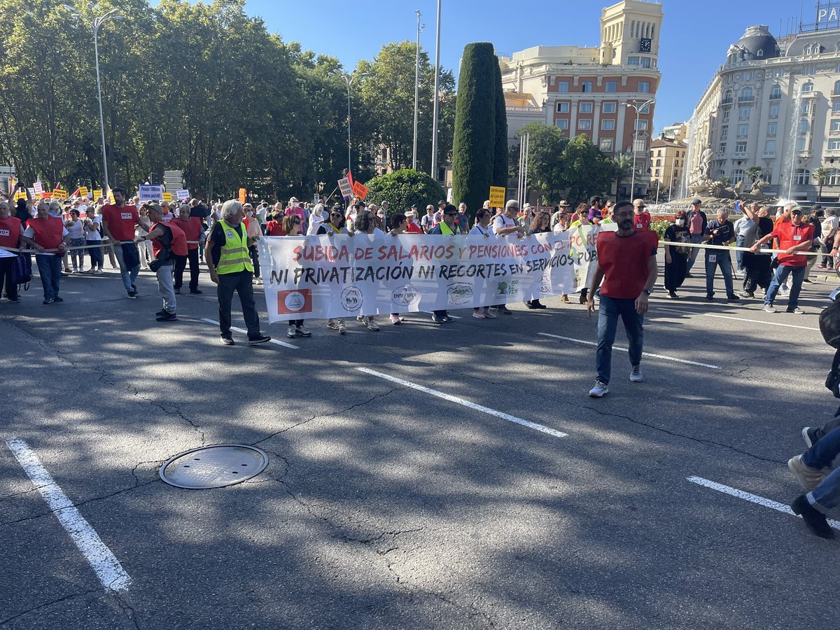 UCoespe's tweet photo. Miles de personas pensionistas, de movimientos sociales y sindicatos combativos inician la manifestación para exigir actualización de salarios y pensiones según el IPC real.
Basta de engaños i de IPCs medios y ponderados. https://t.co/bnSMYDh2IF