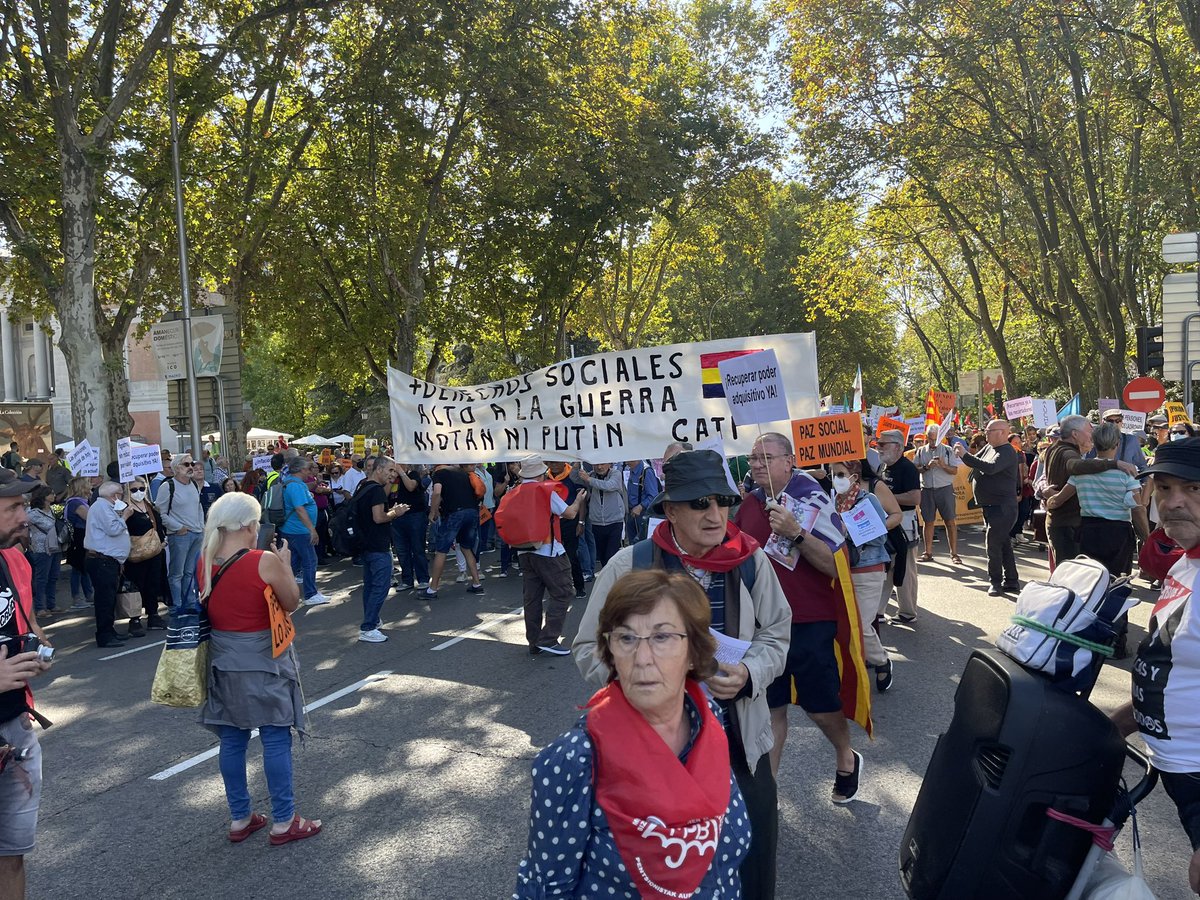 UCoespe's tweet photo. Miles de personas pensionistas, de movimientos sociales y sindicatos combativos inician la manifestación para exigir actualización de salarios y pensiones según el IPC real.
Basta de engaños i de IPCs medios y ponderados. https://t.co/bnSMYDh2IF