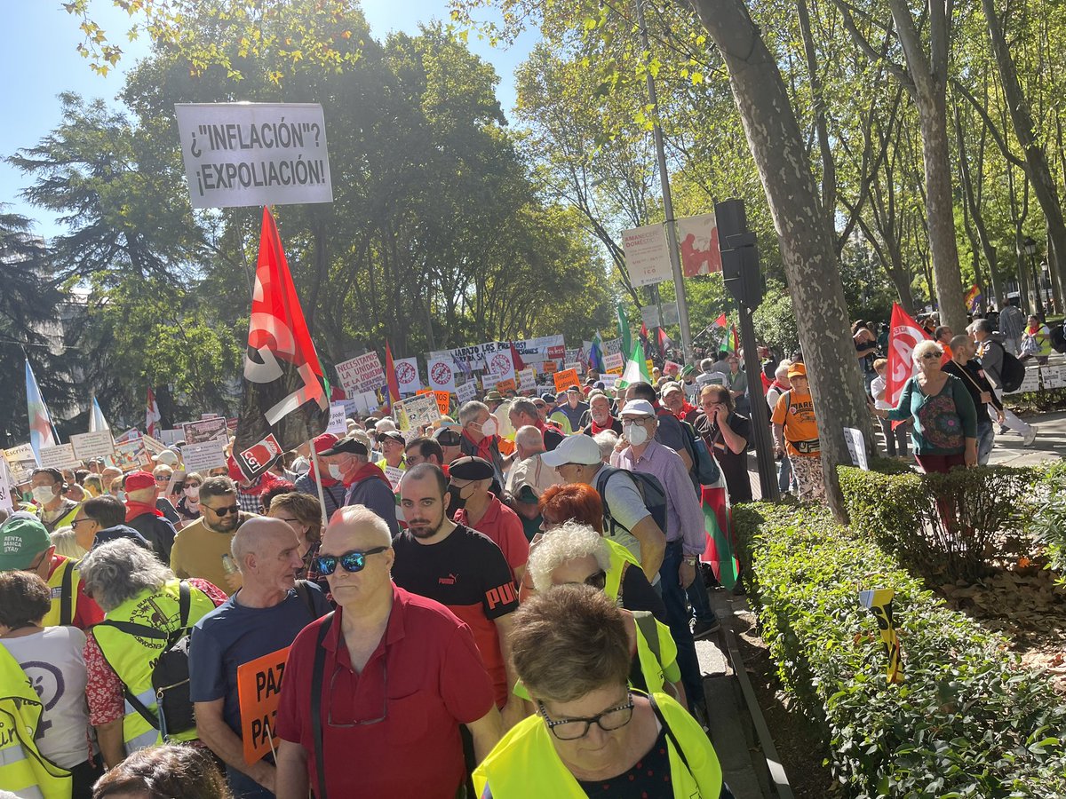 UCoespe's tweet photo. Miles de personas pensionistas, de movimientos sociales y sindicatos combativos inician la manifestación para exigir actualización de salarios y pensiones según el IPC real.
Basta de engaños i de IPCs medios y ponderados. https://t.co/bnSMYDh2IF