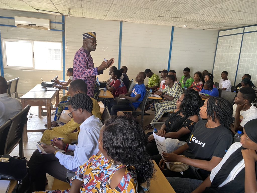 EmmanuelGanse's tweet photo. Ce matin l’@InstitutTonafa en collaboration avec @Citoyen229, la mairie des jeunes du Bénin et la coordination #Ureport de Calavi organise un atelier de sensibilisation des jeunes sur leur rôle face aux défis sécuritaires du Bénin.
#JeMimplique #Tonafa #Citoyen229 https://t.co/PlE6qT8lHe