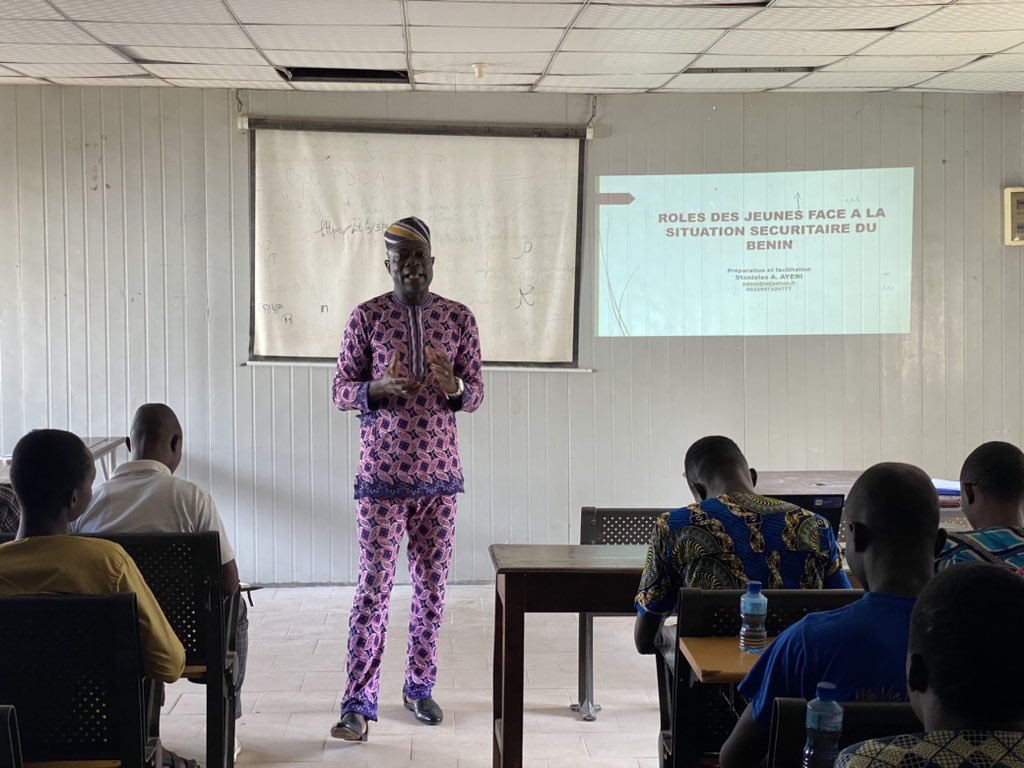 EmmanuelGanse's tweet photo. Ce matin l’@InstitutTonafa en collaboration avec @Citoyen229, la mairie des jeunes du Bénin et la coordination #Ureport de Calavi organise un atelier de sensibilisation des jeunes sur leur rôle face aux défis sécuritaires du Bénin.
#JeMimplique #Tonafa #Citoyen229 https://t.co/PlE6qT8lHe