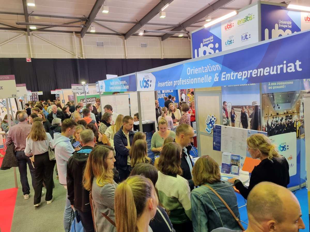 GillesBedoux's tweet photo. Lycéens et familles s'informent ce samedi 15 octobre au salon @letudiant à Vannes auprès des stands de @UBS_universite @iutlorientpondi @IUTVANNES @FacDroit_EcoUBS @ENSIBS https://t.co/5diBAy4aXN