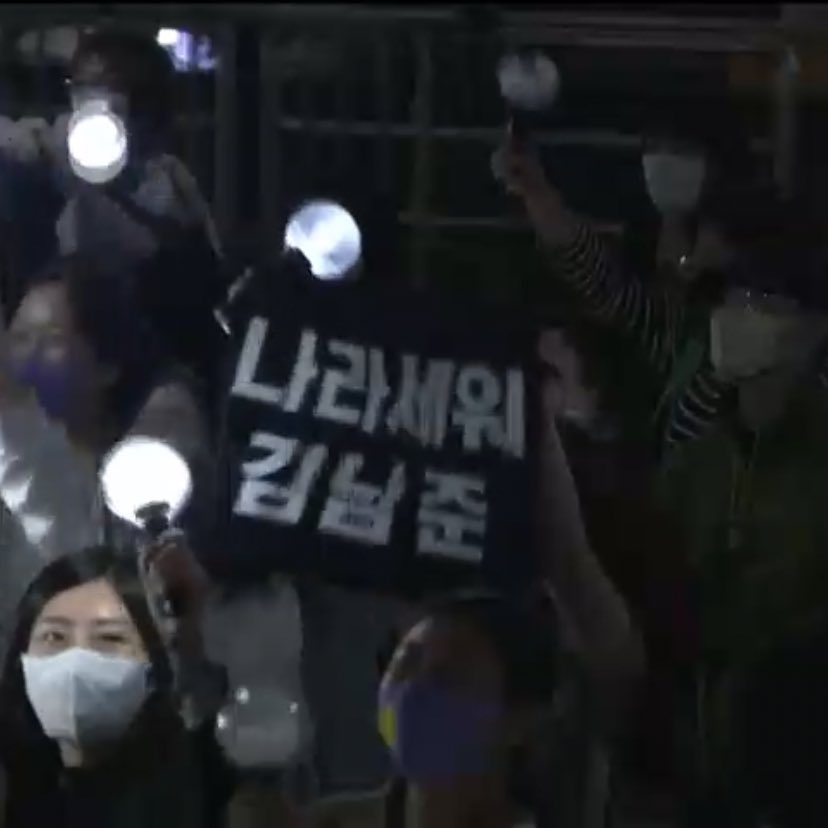 Klasik ARMY pankartı : “Bir ülke inşaa et, Kim Namjoon ” 😂