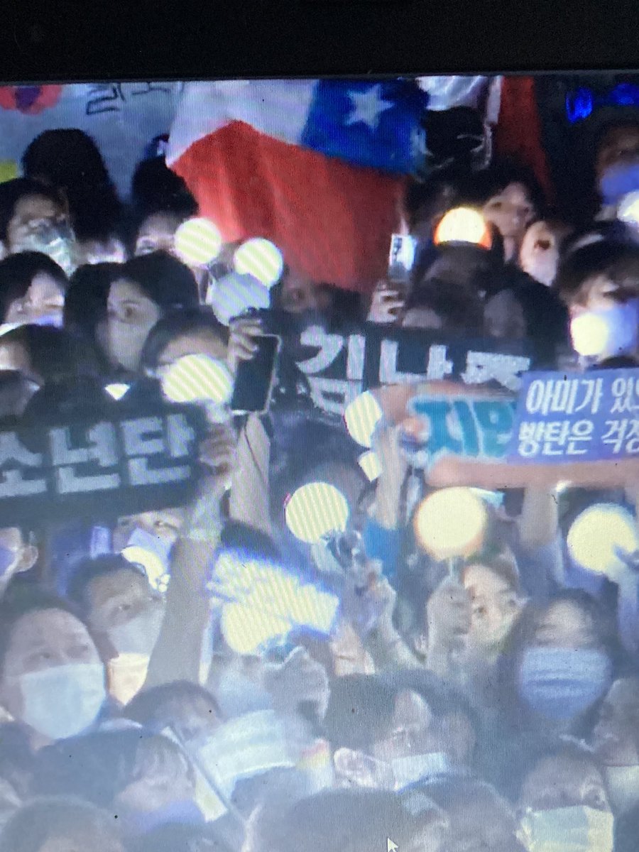 ConnectedBts's tweet photo. SE VIENE BTS EN CHILEEE  2023 JUNTEN PLATA @BTS_twt #YetToComeinBUSAN https://t.co/UnGAH4fpTW