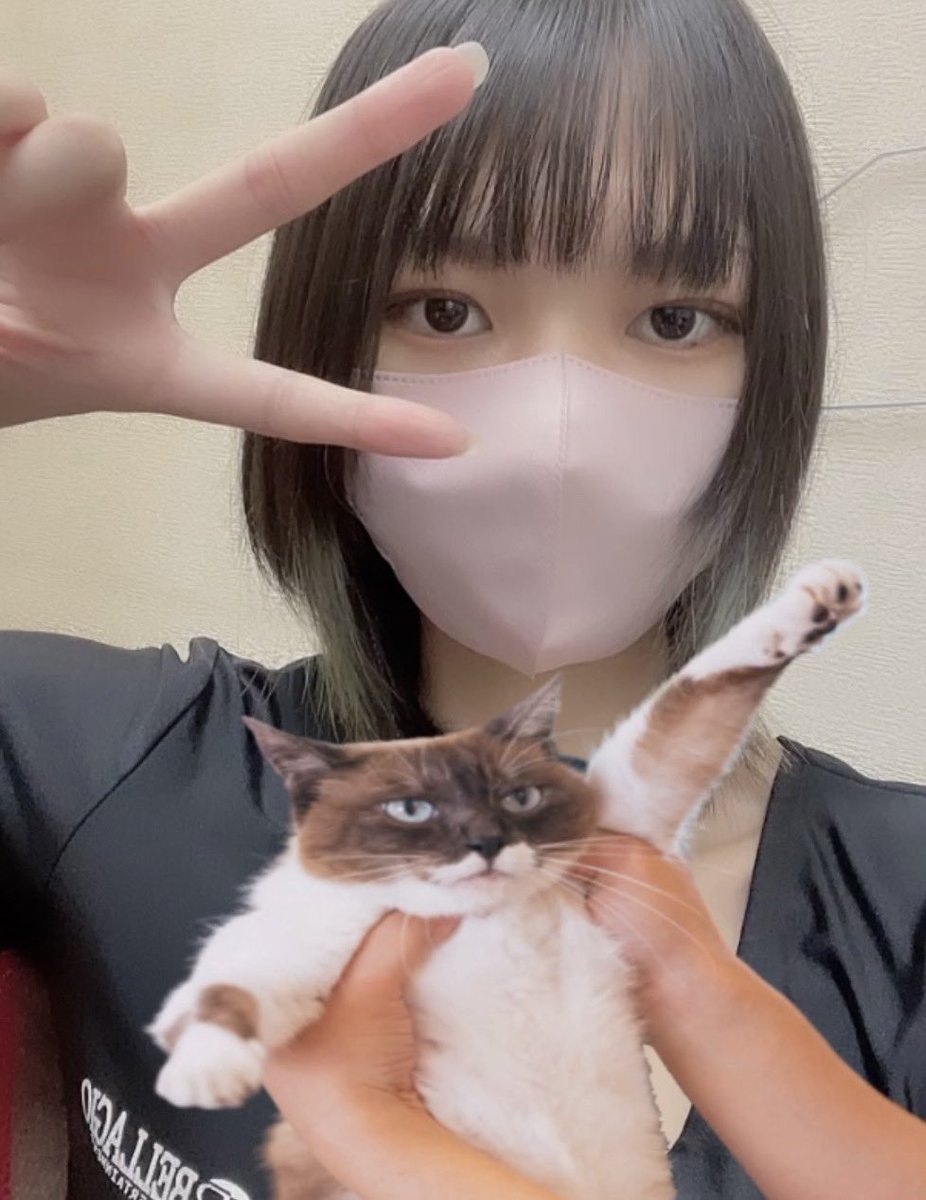 こんばんは(^ ^)💖わかいです🐱
明日から福岡旅行に行ってきます✈️✈️
何をするのか決まってないですが美味しいご飯が楽しみです🍲🍜