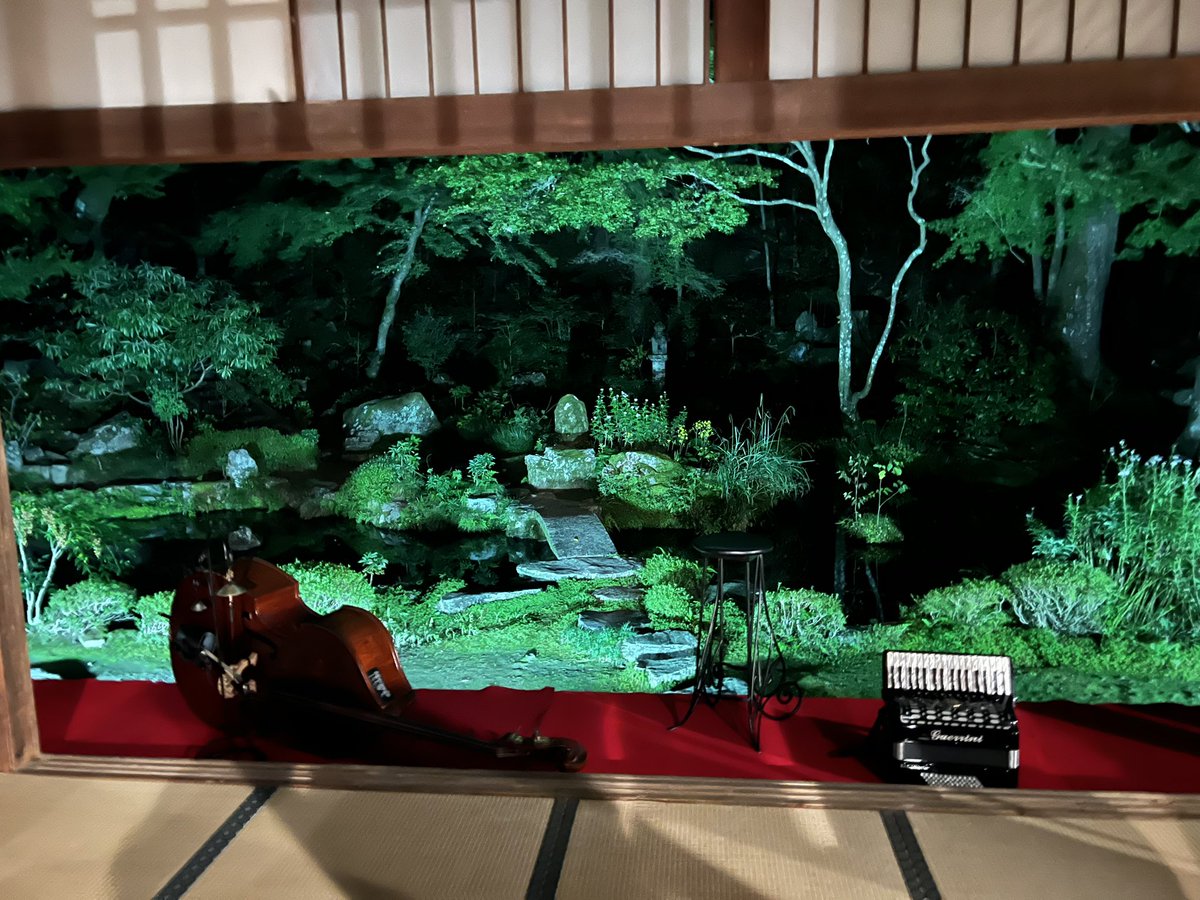 Japa_Lon's tweet photo. コントラバスとアコーディオンの音色に呼応して庭の秋の虫が音を奏で、絶妙のタイミングで鳴る獅子脅し。木や苔の香りとお香の匂いも感じる贅沢な時間…法然院で聴くのは格別。 #mamamilk #法然院 #京都 https://t.co/04KYLK71cb