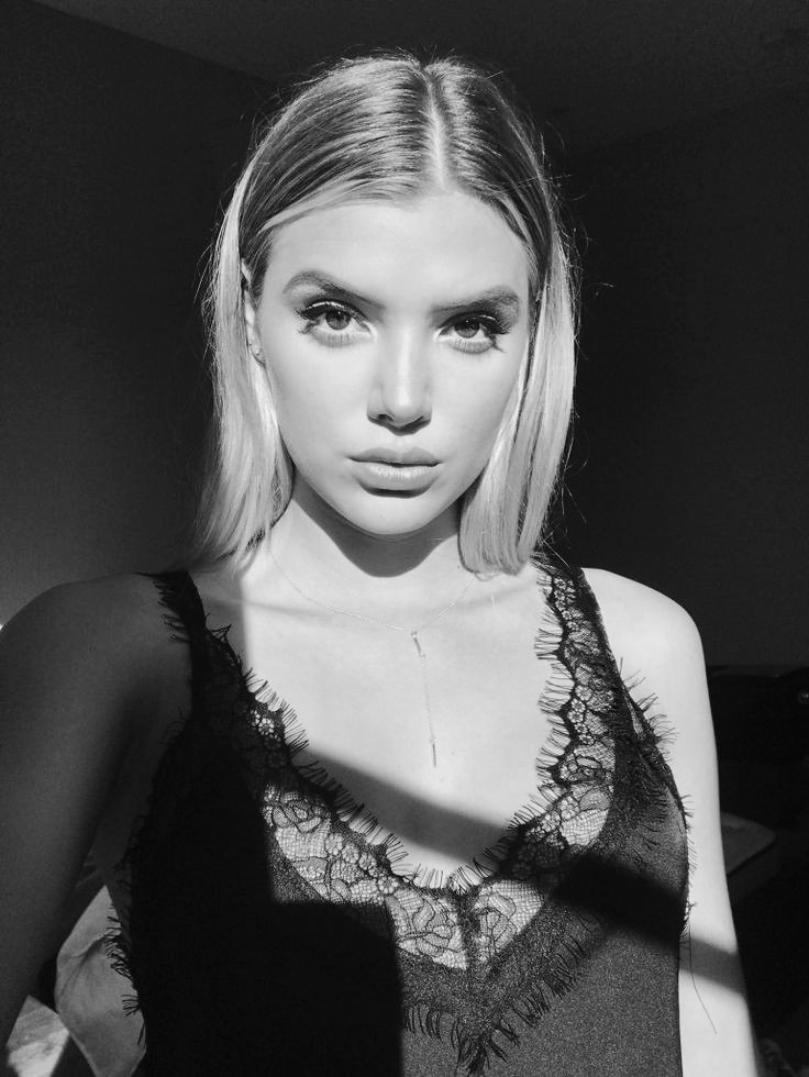 ↝  Alissa Violet As Sophie Taylor.