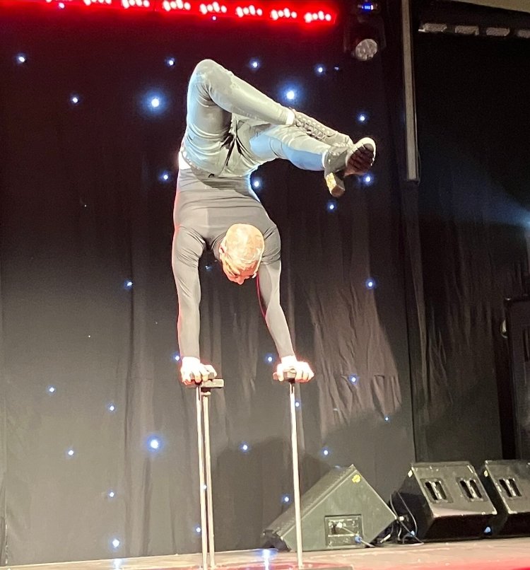 GilhamGremo's tweet photo. My head nor feet are thanking for me being on a packed train to London currently!😬

#LastNight #3HoursSleep #TooOld #SoMuchFun #TooMuchFizz https://t.co/ZJQJCKFudF