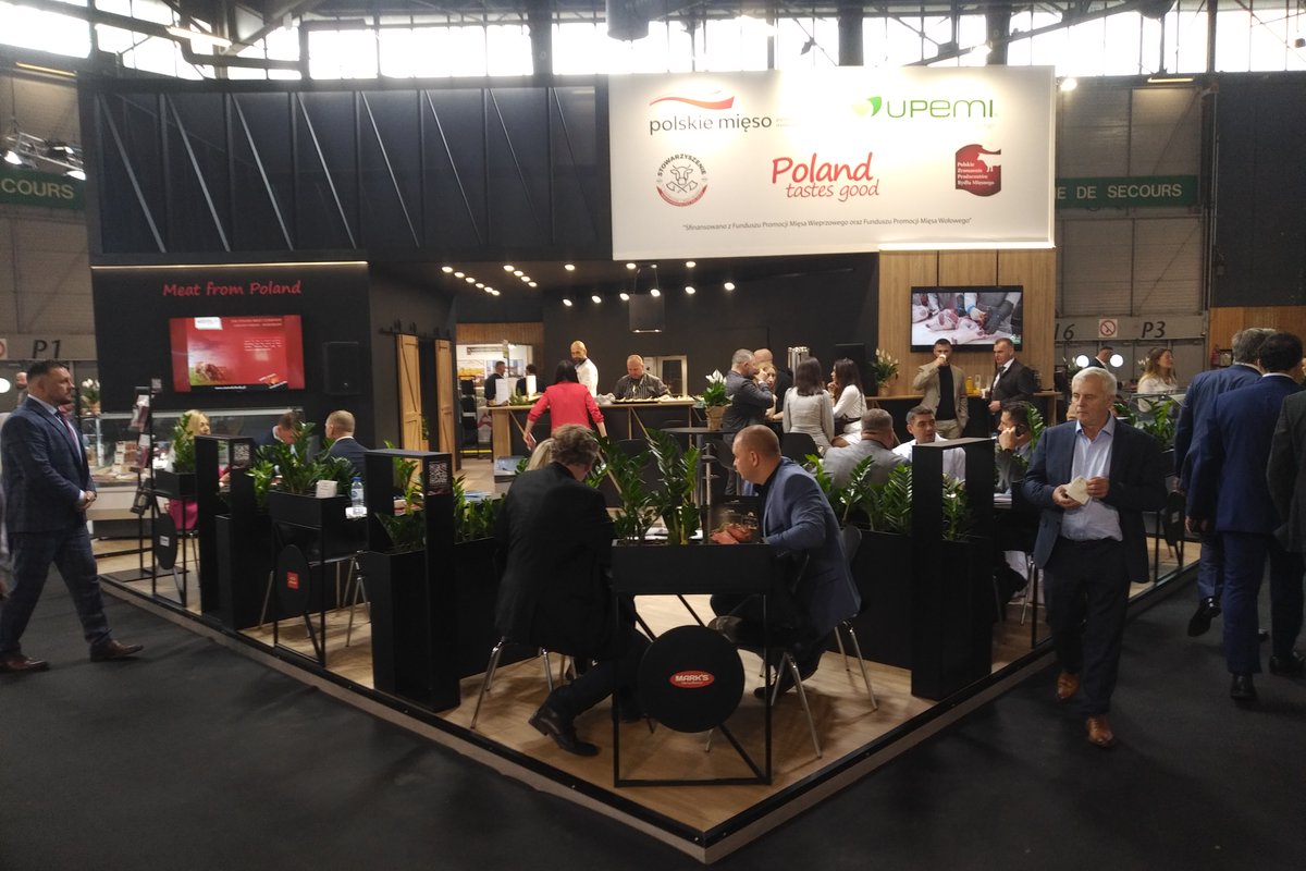 PolskieMieso's tweet photo. Związek Polskie Mięso na targach #SIALParis. Promujemy polską wołowinę i wieprzowinę. Bardzo dobry start. https://t.co/vcttn7Bct5