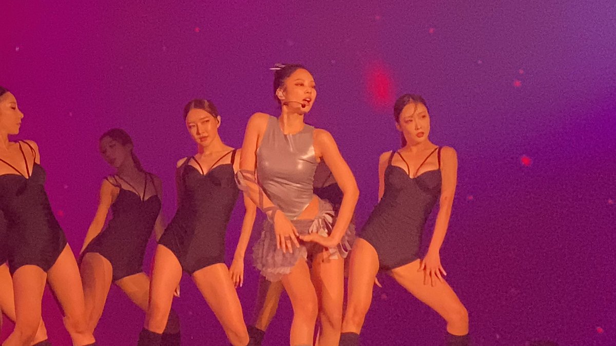 BPINKLATINO's tweet photo. JENNIE confirmó que la canción que cantó en su presentación en solitario en el BORN PINK WORLD TOUR es su nueva canción. 

#BORNPINKinSeoul_Day1
#언제나_블링크야_우린_떠난적_없으니까 #SHUTDOWN #BLACKPINK https://t.co/JgiHlf8dlq