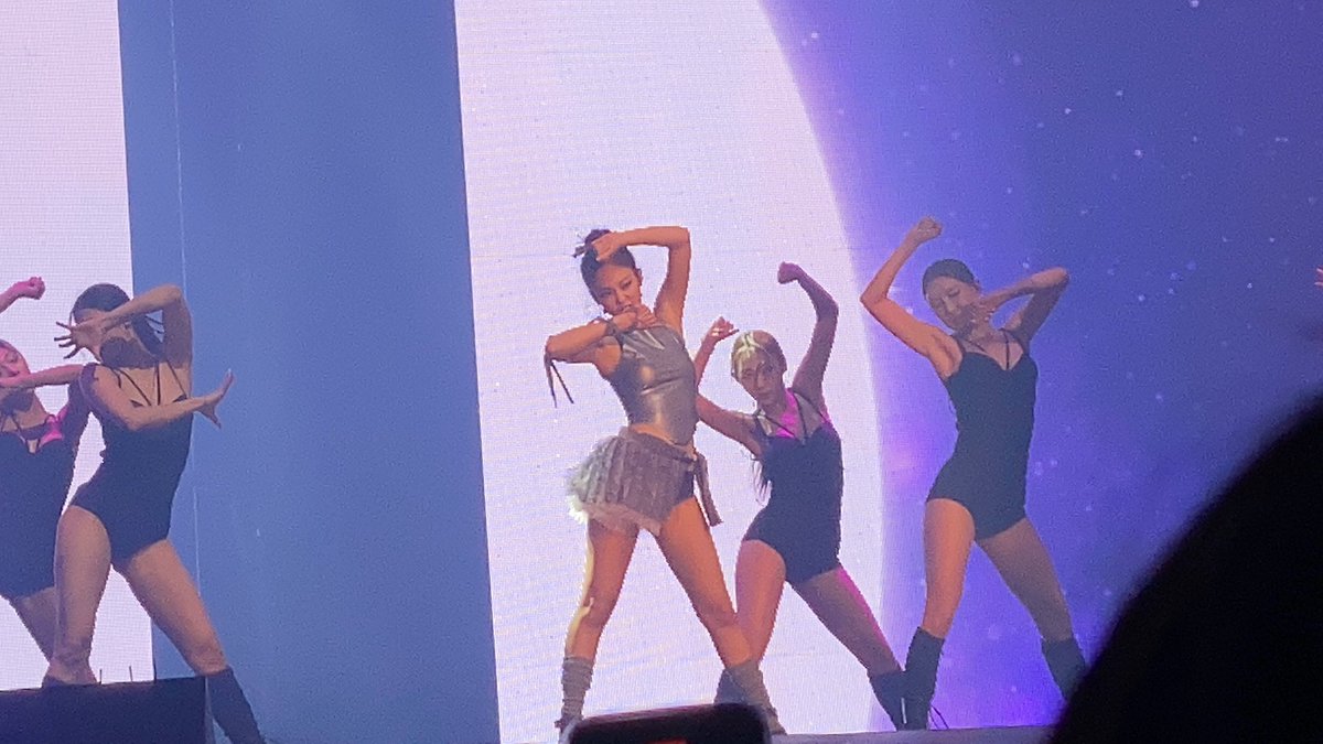 BPINKLATINO's tweet photo. JENNIE confirmó que la canción que cantó en su presentación en solitario en el BORN PINK WORLD TOUR es su nueva canción. 

#BORNPINKinSeoul_Day1
#언제나_블링크야_우린_떠난적_없으니까 #SHUTDOWN #BLACKPINK https://t.co/JgiHlf8dlq