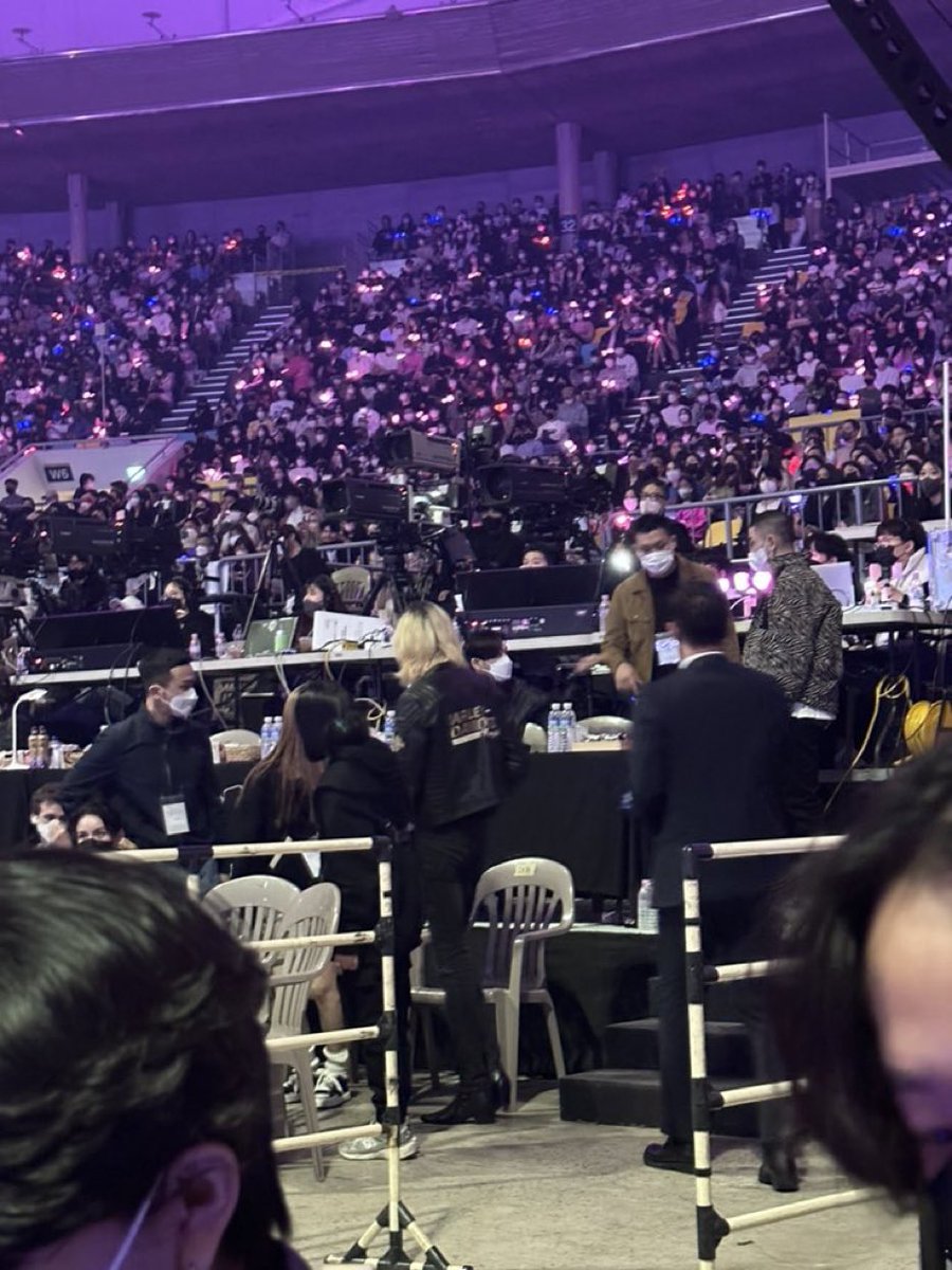 loreniselon's tweet photo. nonton konser blekping @SFT96KJN @PAKJISOO95 @roseathne @SFT97LISA https://t.co/HyMkLrOPu4