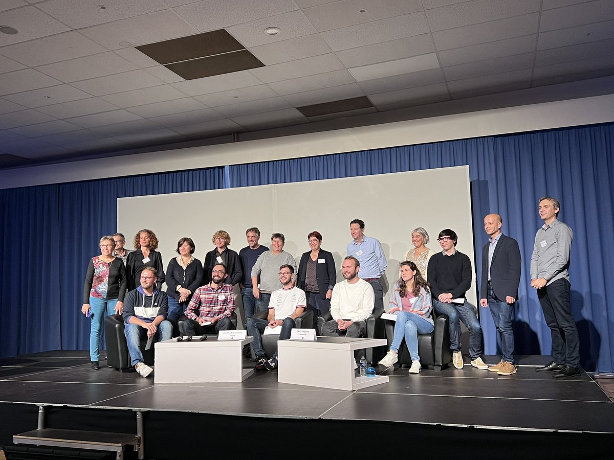_jdevos2_'s tweet photo. Et prix du meilleur poster 👍🏻👍🏻👍🏻 Photo avec tous les lauréats et les membres du comité d’organisation. 🎆 https://t.co/93lQHD1NcV