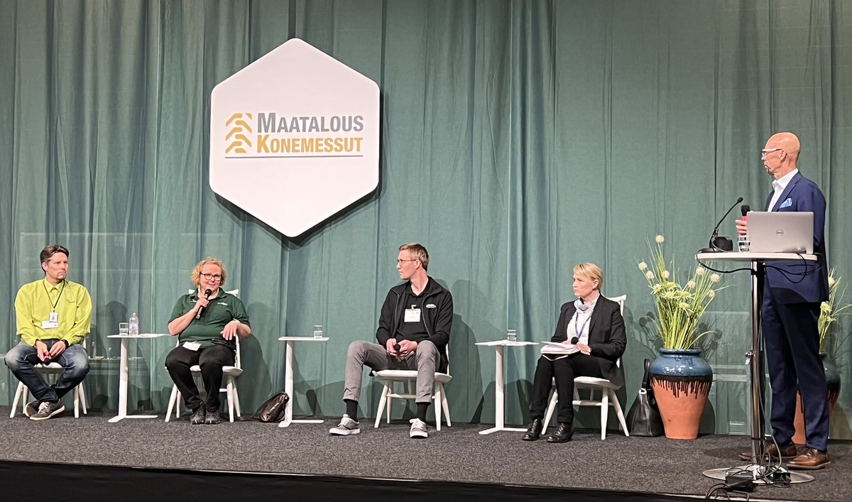 Suvi_Anttila's tweet photo. Biokaasu ja ravinnetalous kulkevat käsikädessä. Saatavilla 50 % tukea kertoi @MaaritKari. Investointi miljoonan euron luokkaa. Liikenteessä kaasun kautta sähköön, pohti @SamiVinkki. Mukana myös @TuononenJuha #miaaarnio #markkupulkkinen @Kirjainkauppa https://t.co/bqsJGQj4id