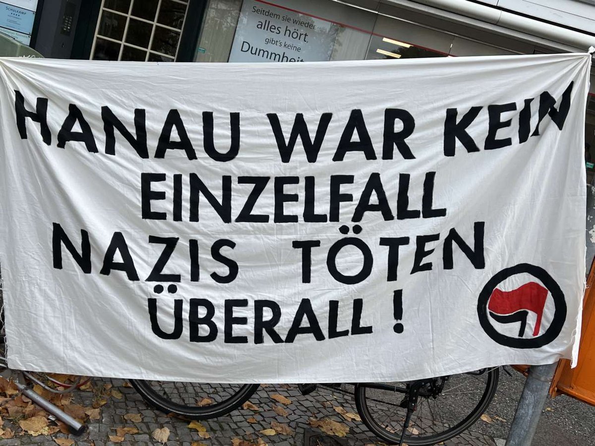 demo_ticker's tweet photo. ⚫️12:45 - #b1510 #noAfD #noLPT
die veranstaltung hier vor ort geht noch weiter, ich verabschiede mich aus zehlendorf und mach mich auf zum brandenburger tor.
14:00 uhr gehts los!
#b1510 #FortressEurope https://t.co/bOE21Dcg05
