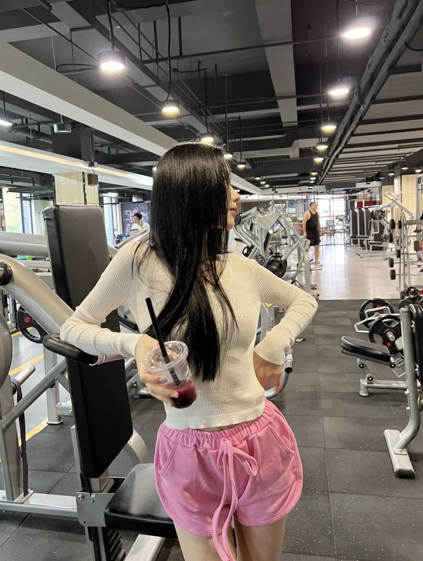 uui263's tweet photo. 性格是一种不治之症 但我永远爱自己 #穿搭 #身材 #咖啡 #日常 https://t.co/5JnwjWyLps