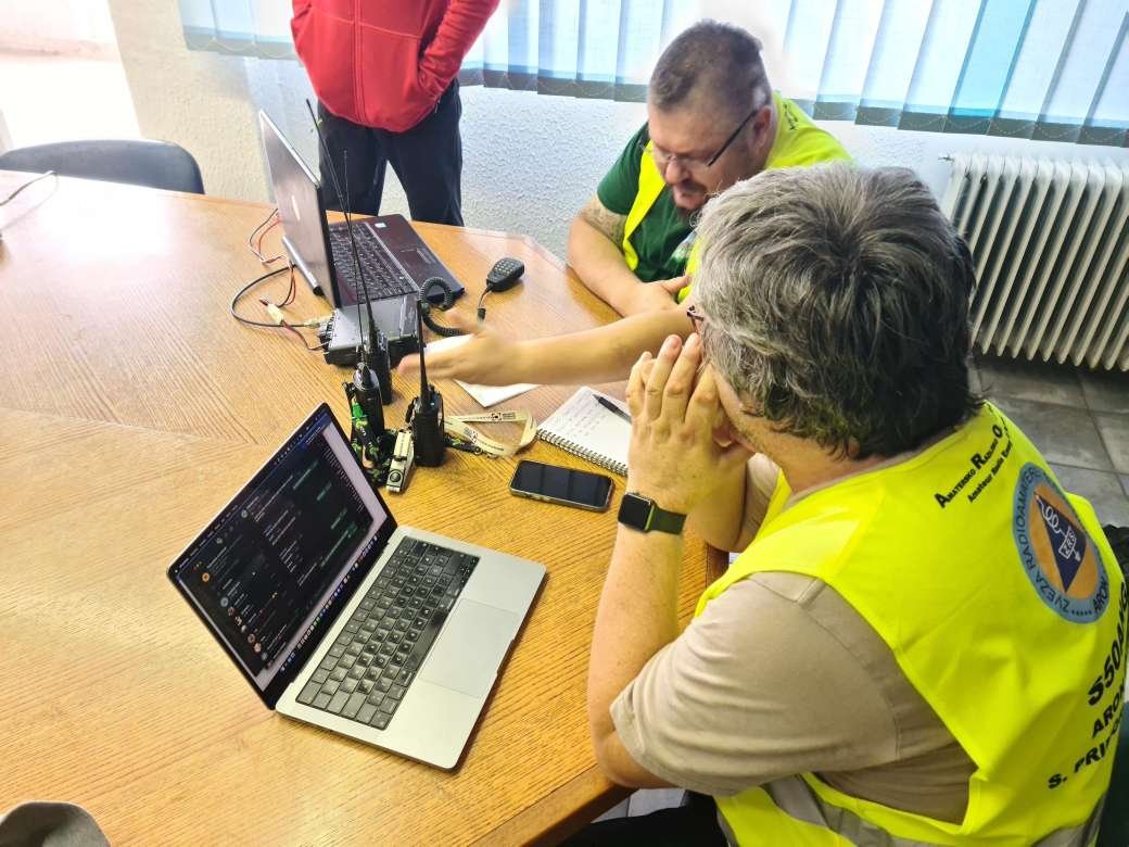 TomS56G's tweet photo. #ARON amateur radio team S50ANG was activated at 11:32 (crossborder #ResiFestGO, @Resiloc, @ProtCivReg_FVG) simulated communications blackout S50XX, S55G, S56D, S56G #EmComm https://t.co/gLlJIlk66f