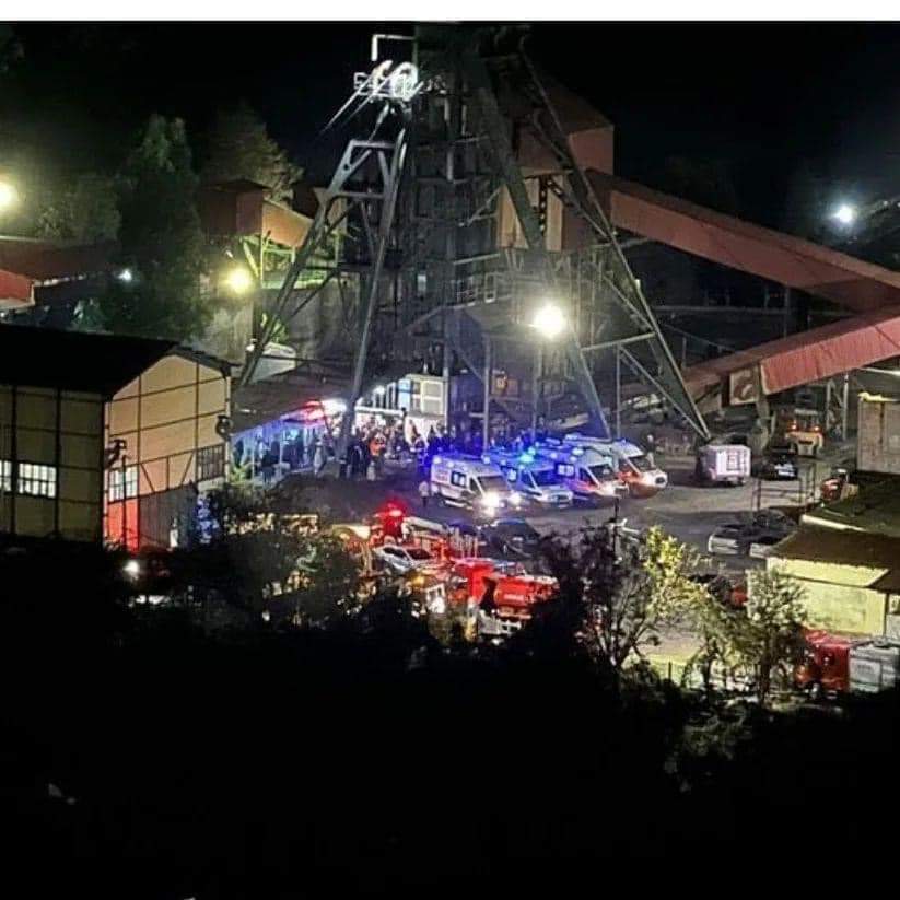 ALDALGI4's tweet photo. Bartın’da maden ocağında yaşanan patlama sonucu hayatını kaybeden madenci kardeşlerimize Allah’tan rahmet; ailelerine ve yakınlarına sabırlar, yaralı kardeşlerimize de acil şifalar diliyorum.

Geçmiş olsun #Bartın https://t.co/9bRSgfhnKK