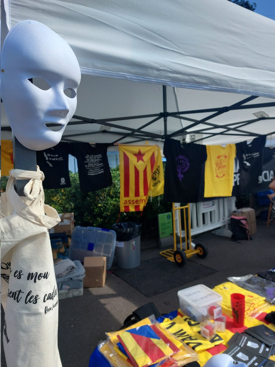 desobedcivil's tweet photo. Presents a Pl. Catalunya al costat de les que lluiten
HI SOM!!! https://t.co/3W7IkRSddi