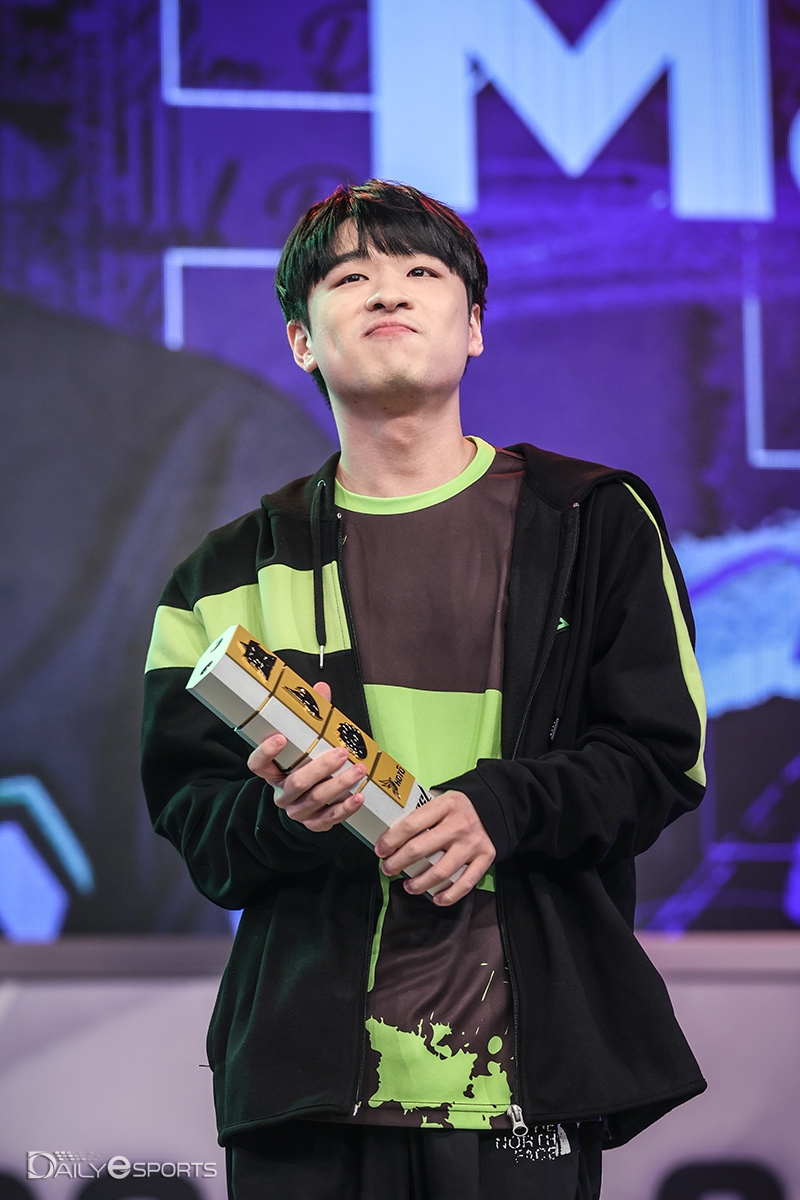 [포토] 2022 GSL 시즌3 챔피언 등극한 조성주 dailyesports.com/view.php?ud=20…
