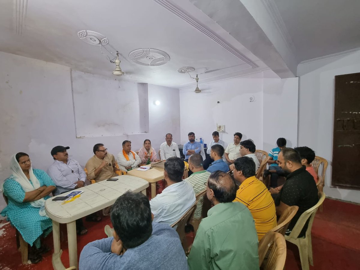 poonambhatibjp's tweet photo. रामलीला मैदान में पंच परमेश्वर सम्मेलन में राष्ट्रीय अध्यक्ष मा. श्री @JPNadda जी का सानिध्य प्राप्त होगा, इस निमित्त गली नंबर 28,तुगलकाबाद विस्तार में प्रमुख भाजपा कार्यकर्ताओं के साथ बैठक कर सभी की भागीदारी सुनिश्चित करने हेतु योजना बना उसके क्रियांवयन हेतु जिम्मेदारियां तय की https://t.co/q03rGoVJza