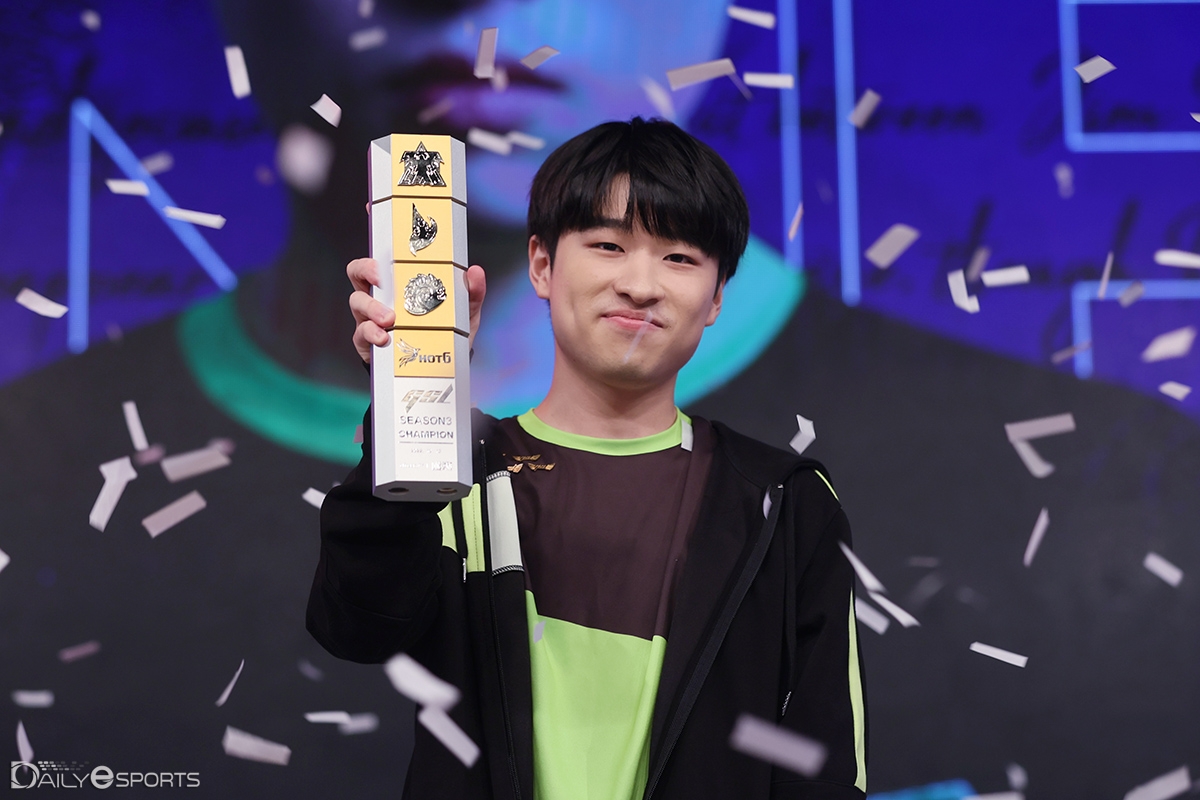 [포토] GSL 우승 트로피 든 '마루' 조성주 dailyesports.com/view.php?ud=20…