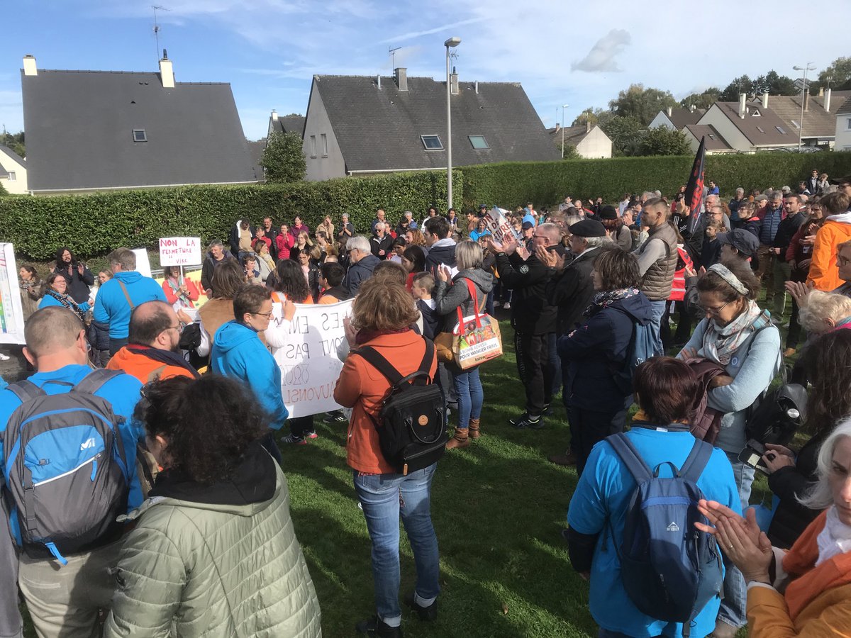 Journée de manifestation à #VireNormandie : les couleurs de ⁦<a href="/AS_Maupas/">AS_Maupas</a>⁩ s’opposent à la fermeture du collège du Val de Vire…