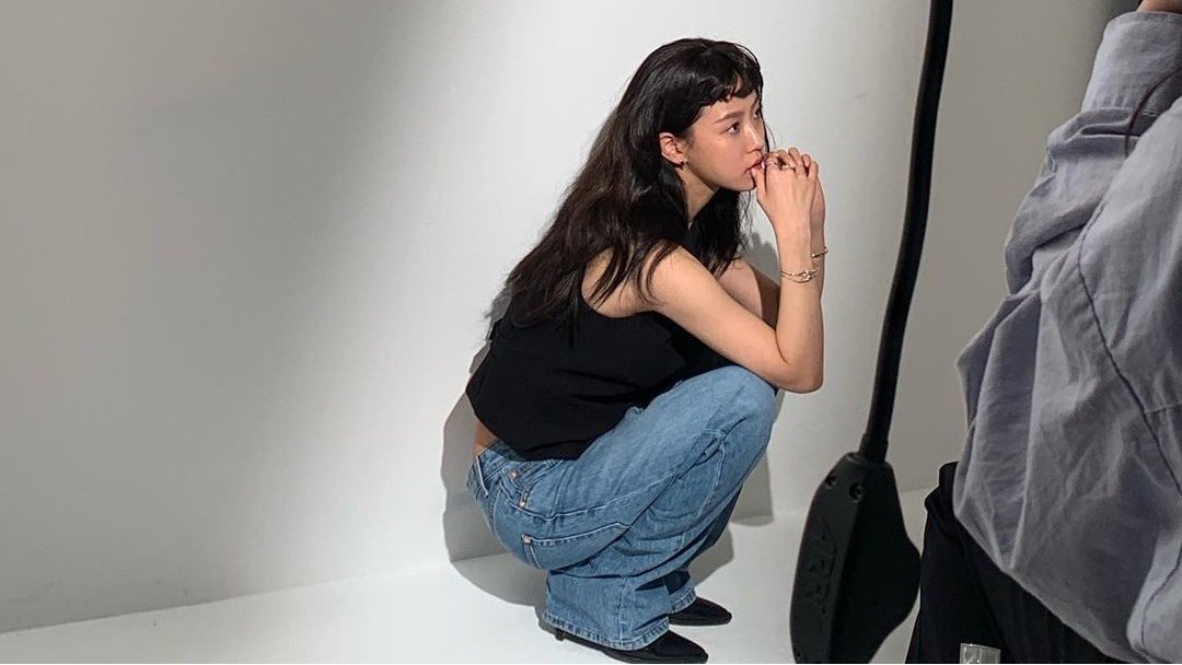 there's smth about minsi behind photos