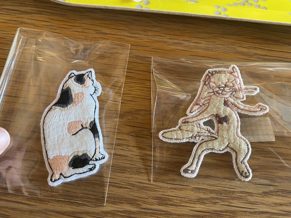 「友人が刺繍してくれた国芳の浮世絵の猫たち。左の猫の後ろ姿は販売用です。すべて手刺」|春画ール🪷@4/22 青梅の旅館イベント♨️のイラスト