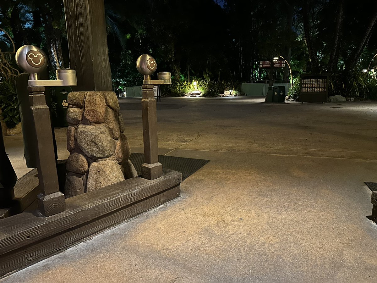 WDWRLD's tweet photo. First ones for rope drop at Animal Kingdom! #notazoo https://t.co/NP0mzij3OH