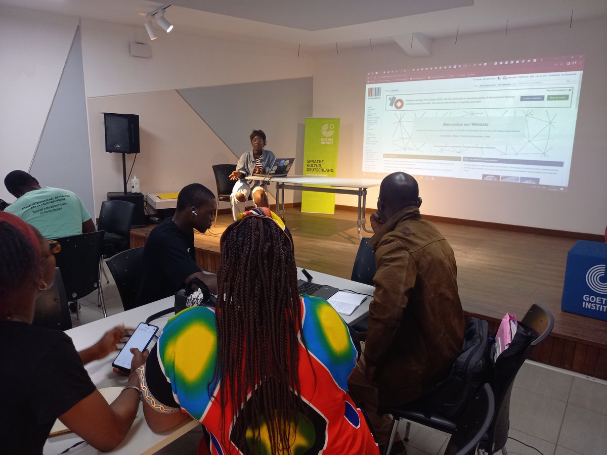 WikimediaCM's tweet photo. #Wikikwatt en marche🔥
Les bénévoles wikimediens de Yaoundé réunis en ce moment @GoetheKamerun pour documenter les quartiers du Cameroun sur les plateformes wiki. 
Zoom sur #WikiData avec @ingrid_twins aux commandes 
Vous êtes dispo? Rejoignez nous 🎈 https://t.co/ANy45CpKum