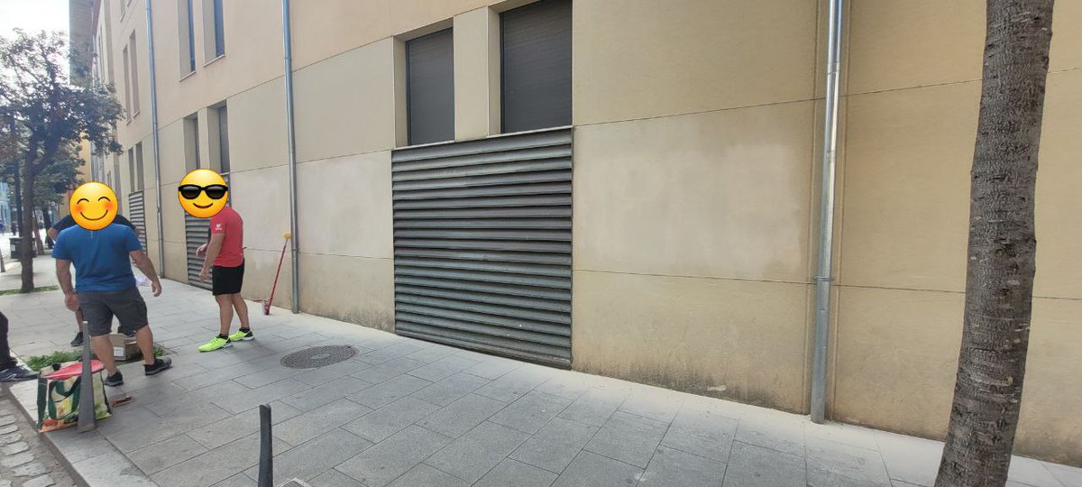 VJonquera's tweet photo. Brigada de veïns netejant la pintada de la façana de la comunitat @ALladoSaus @perecasellas @ajfigueres #figueres https://t.co/bsGUT8gIvQ