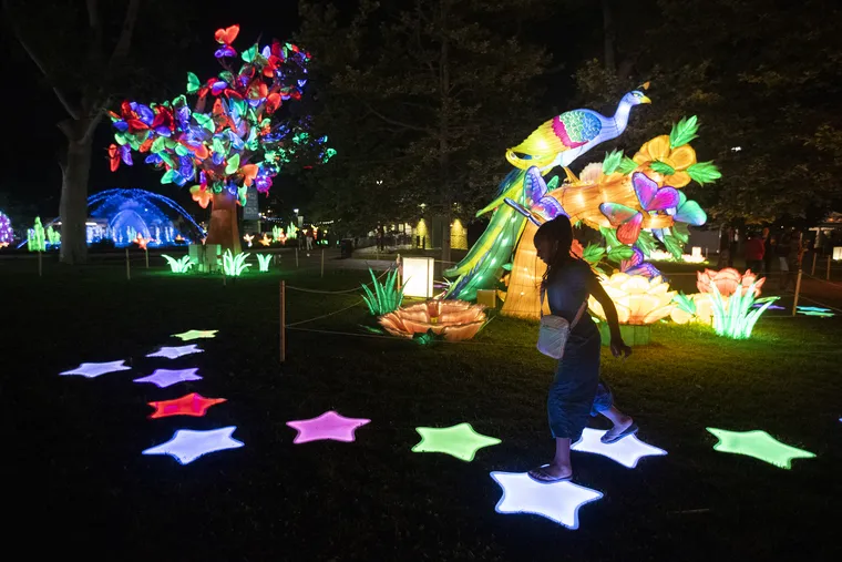 LHS_Commu's tweet photo. [ทางตอนใต้ของ Leo Town l #LHS_LumiNight🎃🕯️🌕]

ยินดีต้อนรับสู่โลกเวทมนตร์ สัมผัสประสบการณ์ใหม่ที่ไม่เคยเห็นมาก่อนได้ที่ LumiNight Lantern Festival

ในโลกเวทมนตร์ของเรา เผยให้เห็นประติมากรรมโคมไฟส่องสว่างทำหน้าที่เป็นไกด์ พาชมเทศกาลแสงสีชวนตื่นตาตื่นใจและกระตุ้นจินตนาการ https://t.co/HHjcMMBxap