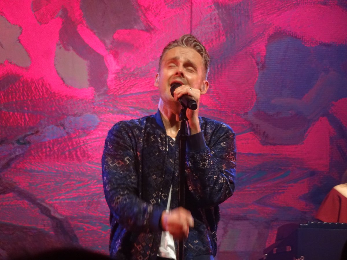 RLeBonTennant's tweet photo. Here are some of the many photos I took of Tom Chaplin when I saw him at the Glasgow Royal Concert Hall last night. 😃 He was absolutely fantastic &amp; did a good mix of songs from his 2 solo albums + some Keane tunes too. 😃😍🥳💖💙👍🎤🎶
#TomChaplin #Keane #Glasgow #MidpointTour https://t.co/oOD9QUQbdi