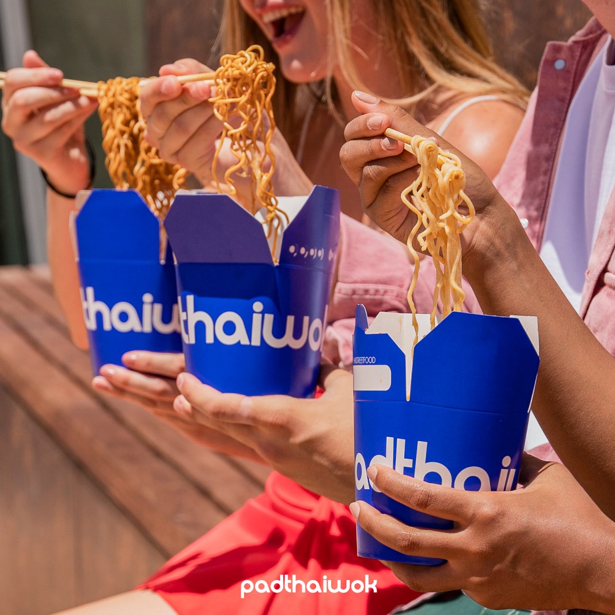 Sientes eso...? Huele a #Noddles 🤤🤤

Hay olores que nos llevan a momentazos con amigos y risas en familia 🍜 En #Padthaiwok llevamos nuestro concepto a tu mesa 👌 Prueba la #ThaiStreetFood más sabrosa de la ciudad 🌶️

#Thaifood #Padthairestaurant #Padthaiwoklover