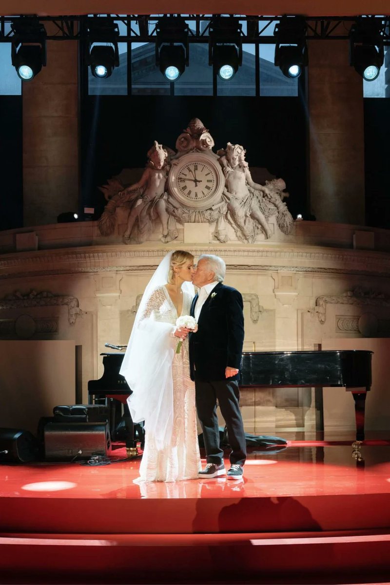NFL_DovKleiman's tweet photo. #Patriots 81-year old owner Robert Kraft married 47-year old doctor Dana Blumberg in star-studded surprise wedding which included Elton John, Ed Sheeran, Tom Brady Meek Mill and others.

https://t.co/WNKqvC2RDV https://t.co/52mlxCMO0f