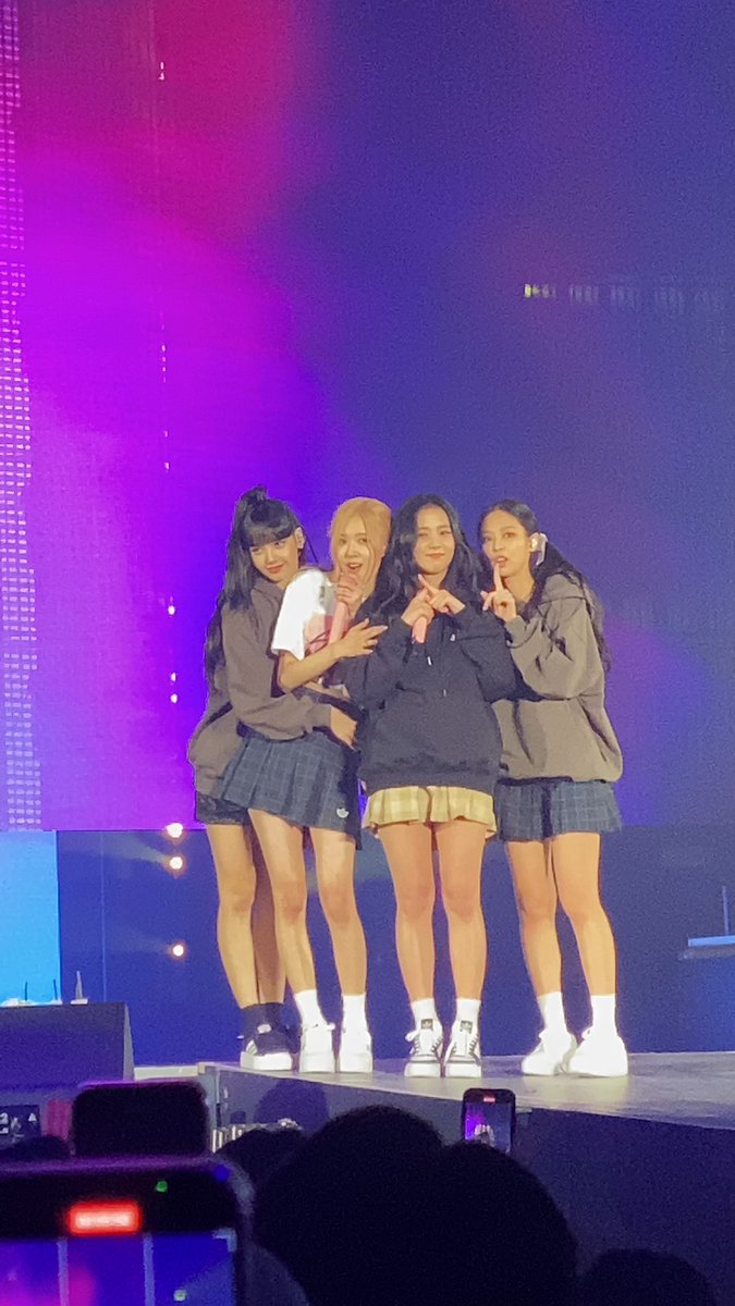 blackpinkbabo's tweet image. WE LOVE YOU BLACKPINK 😭❤️