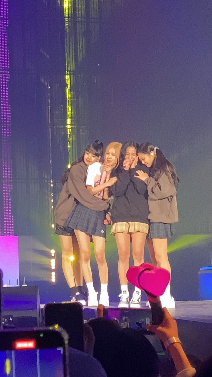 blackpinkbabo's tweet image. WE LOVE YOU BLACKPINK 😭❤️